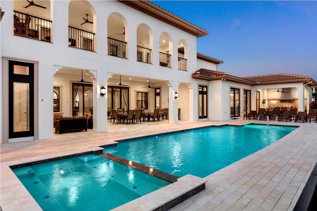 Finding a place for a large family or group of people is easy with Orlando villas.